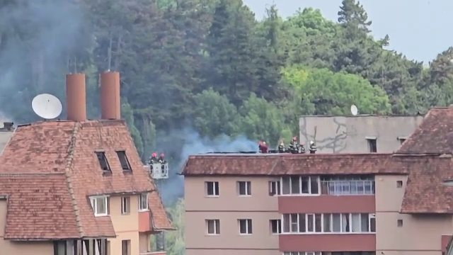 Panică într-un bloc din Brașov, după ce acoperișul a luat foc. De la ce ar fi pornit incendiul