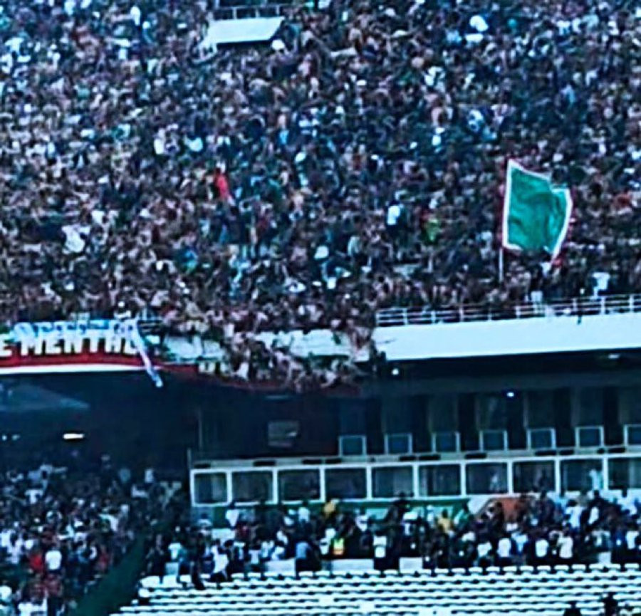 Momentul în care o balustradă cu suporteri se prăbușește pe un stadion din Algeria. Trei morţi şi peste 80 de răniţi. VIDEO