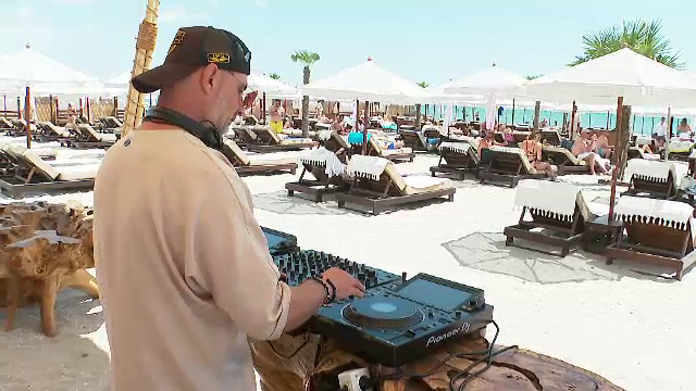Atmosferă de festival pe plajele din Mamaia. Turiștii au dansat pe muzica mixată de DJ și s-au bucurat de vreme
