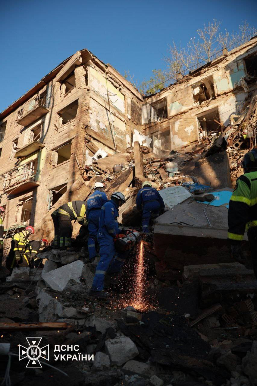 O tânără a supraviețuit miraculos după ce a căzut de la etajul 9 al unui bloc lovit de o rachetă rusească, în Ucraina. VIDEO