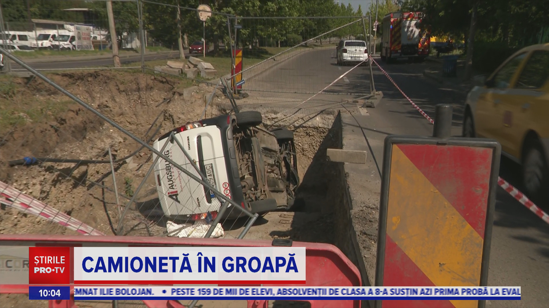 Un șofer a căzut cu mașina de serviciu într-o groapă adâncă de 4 metri, semnalizată, în București