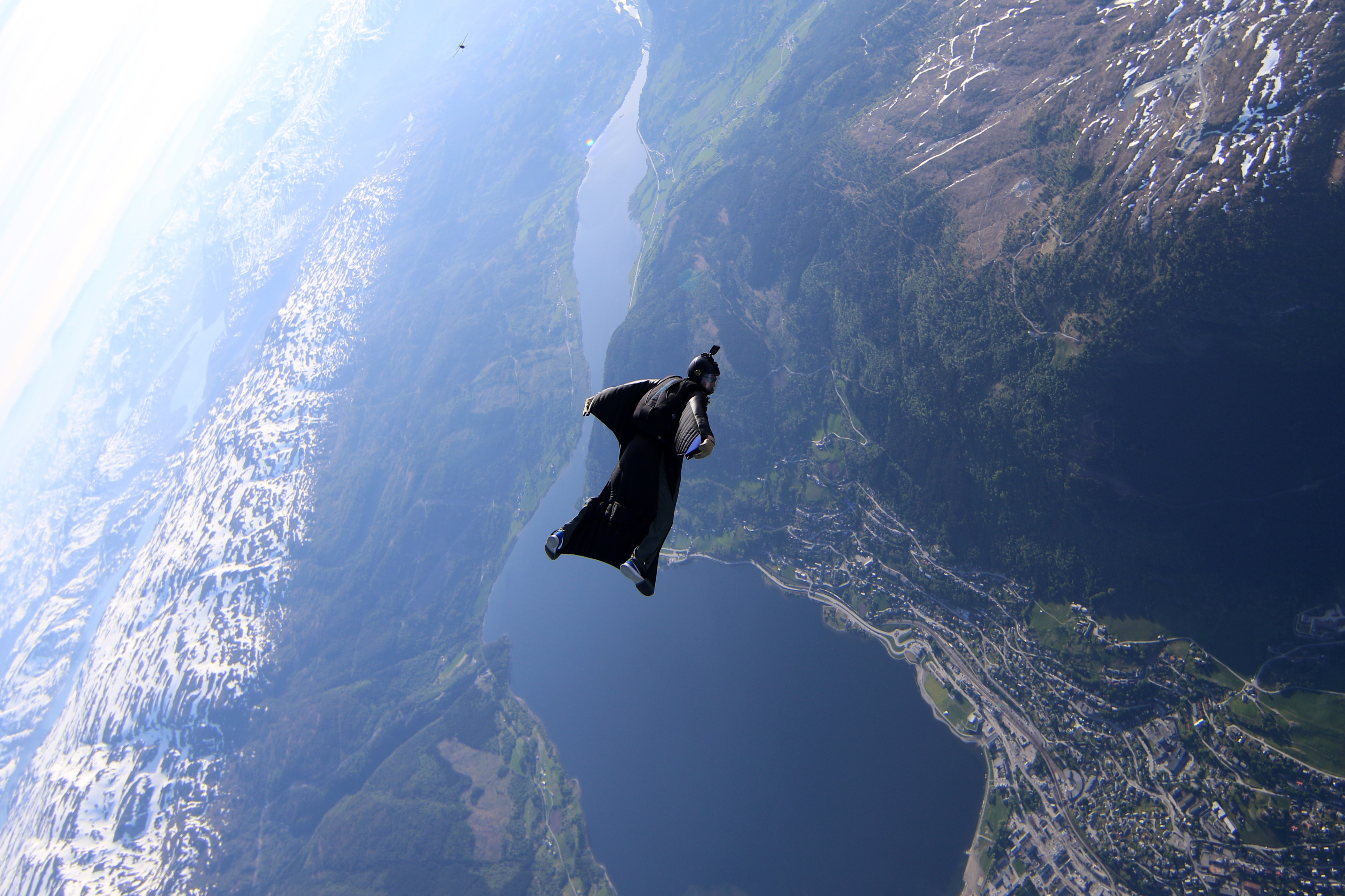 „Băiatul care poate zbura” a murit într-un salt în Alpii Elvețieni. Britanicul „s-a înălțat” pentru ultima dată