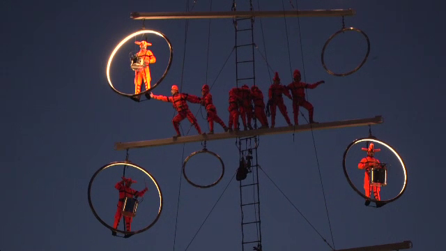 Primul weekend la FITS a adus mii de participanți din întreaga lume. Spectacolele de lumină și acrobații au fascinat publicul