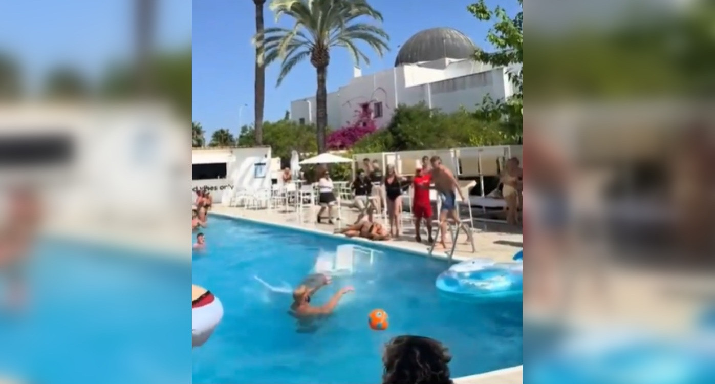Scene violente la o piscină din Ibiza. O femeie a fost lovită cu un scaun în cap. De la ce a pornit scandalul. VIDEO