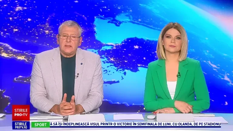 O camionetă a căzut într-o groapă din carosabil, în București. În zonă se fac lucrări de termoficare