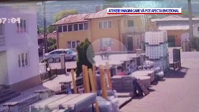 Femeie însărcinată, copilul și mama ei, lovite de mașină în Bistrița după ce s-au repezit să treacă strada. VIDEO