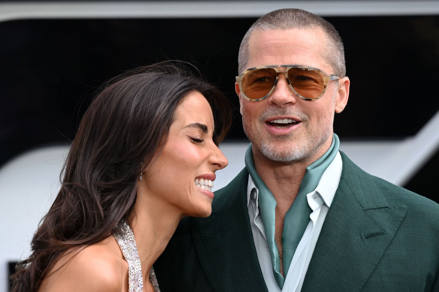 Brad Pitt și Ines de Ramon, apariție elegantă la Londra. Cu ce ținută a impresionat partenera lui. GALERIE FOTO