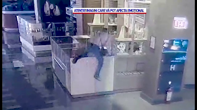 Momentul în care o vânzătoare de bijuterii din Timișoara este atacată brutal de un individ care voia să o jefuiască