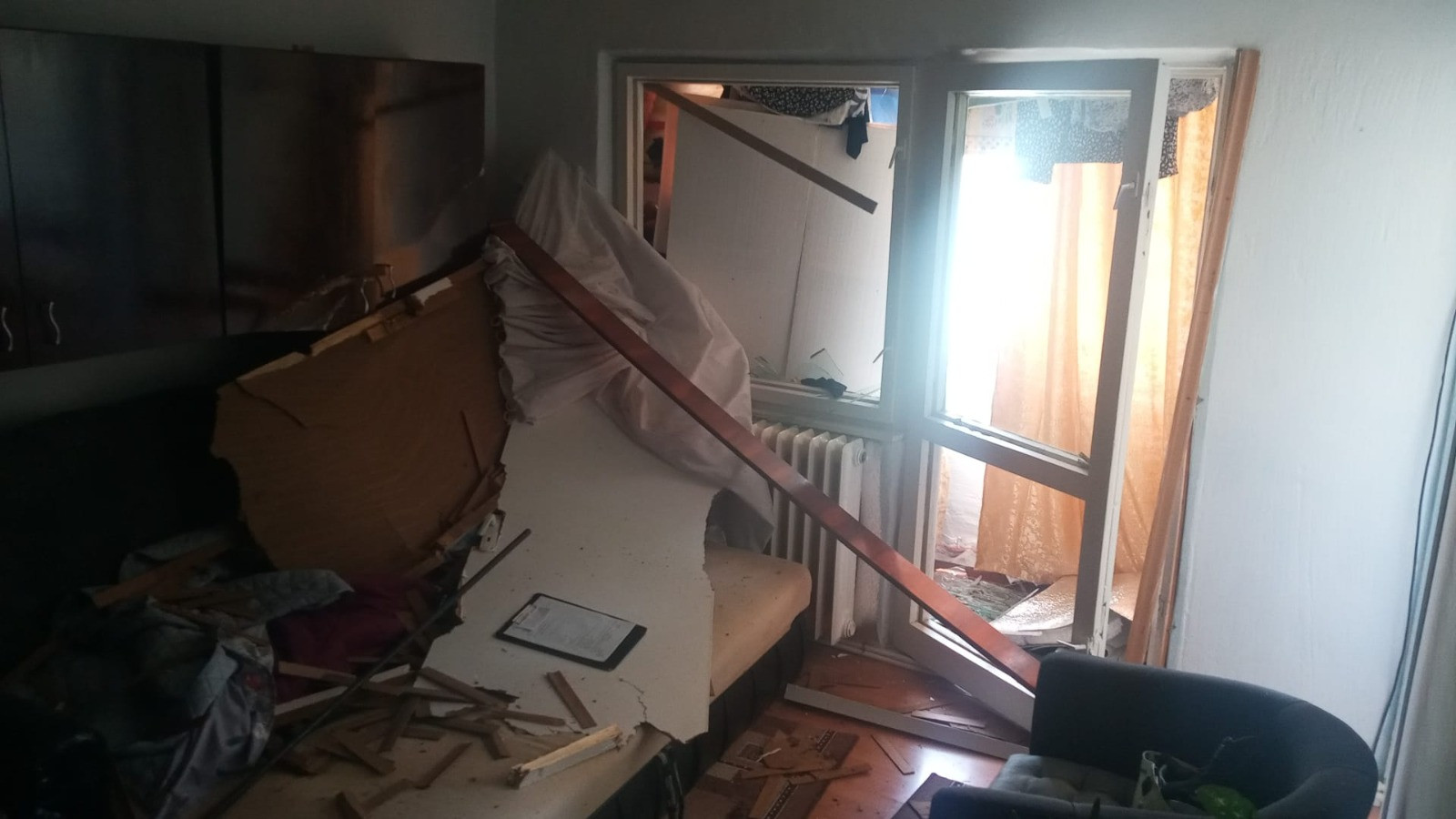 O butelie a explodat într-un apartament din Hunedoara. Trei persoane au fost rănite în urma deflagrației