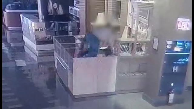 Individul care a bătut vânzătoarea de bijuterii abia fusese eliberat din arest, după un alt jaf similar. Paznicul a fugit