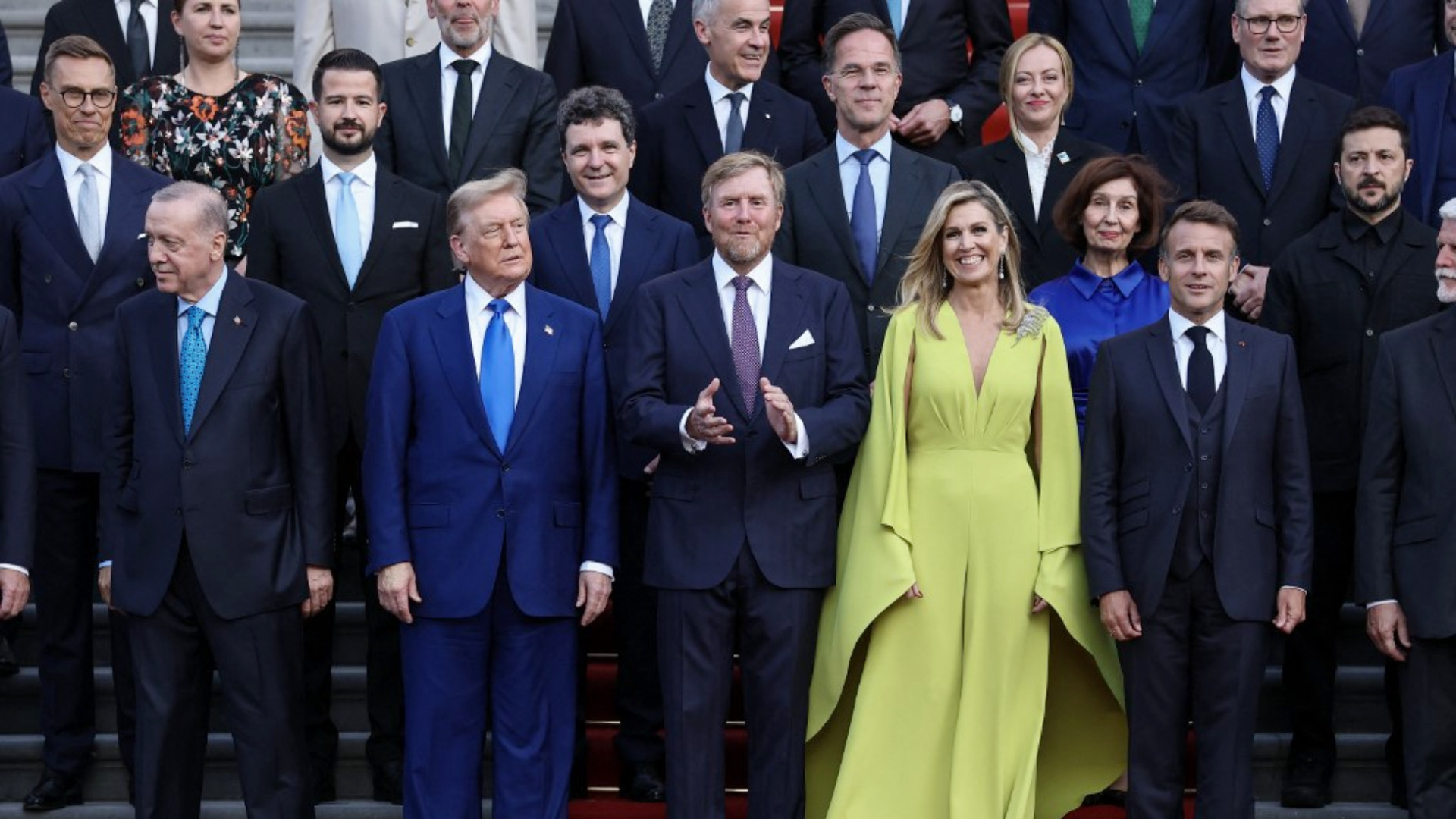 Nicușor Dan, lângă Donald Trump la poza de grup de la summitul NATO. Președintele României, primele discuții purtate la Haga