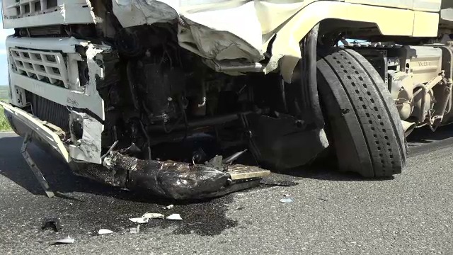 O șoferiță a murit după ce a intrat cu mașina într-un camion, pe DN1. „Instant a fost la mine în roată"