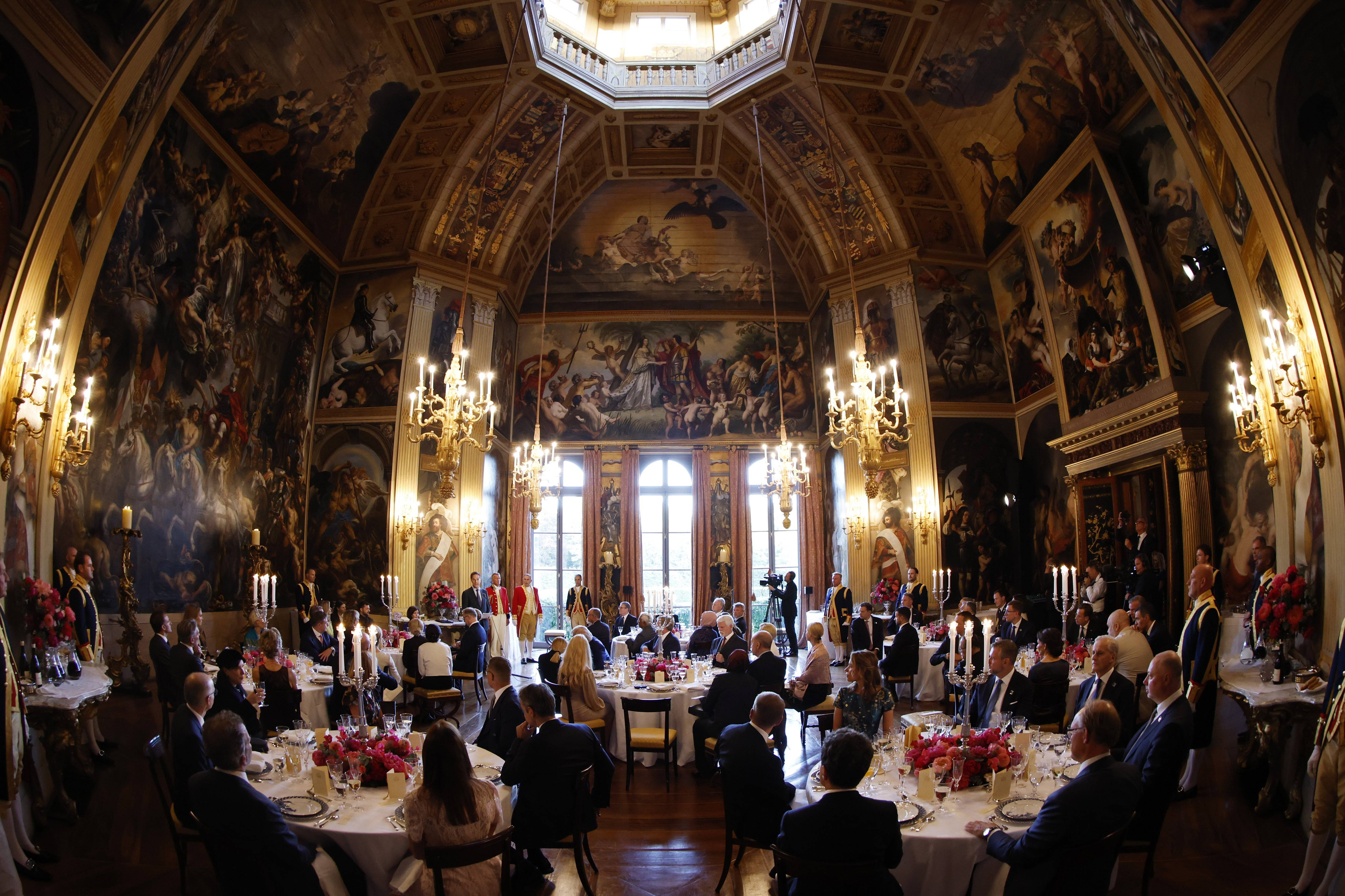 Imagini spectaculoase de la dineul regal al liderilor NATO. Ce au mâncat oamenii cu bugete de apărare de 1.400 mld. $ | FOTO