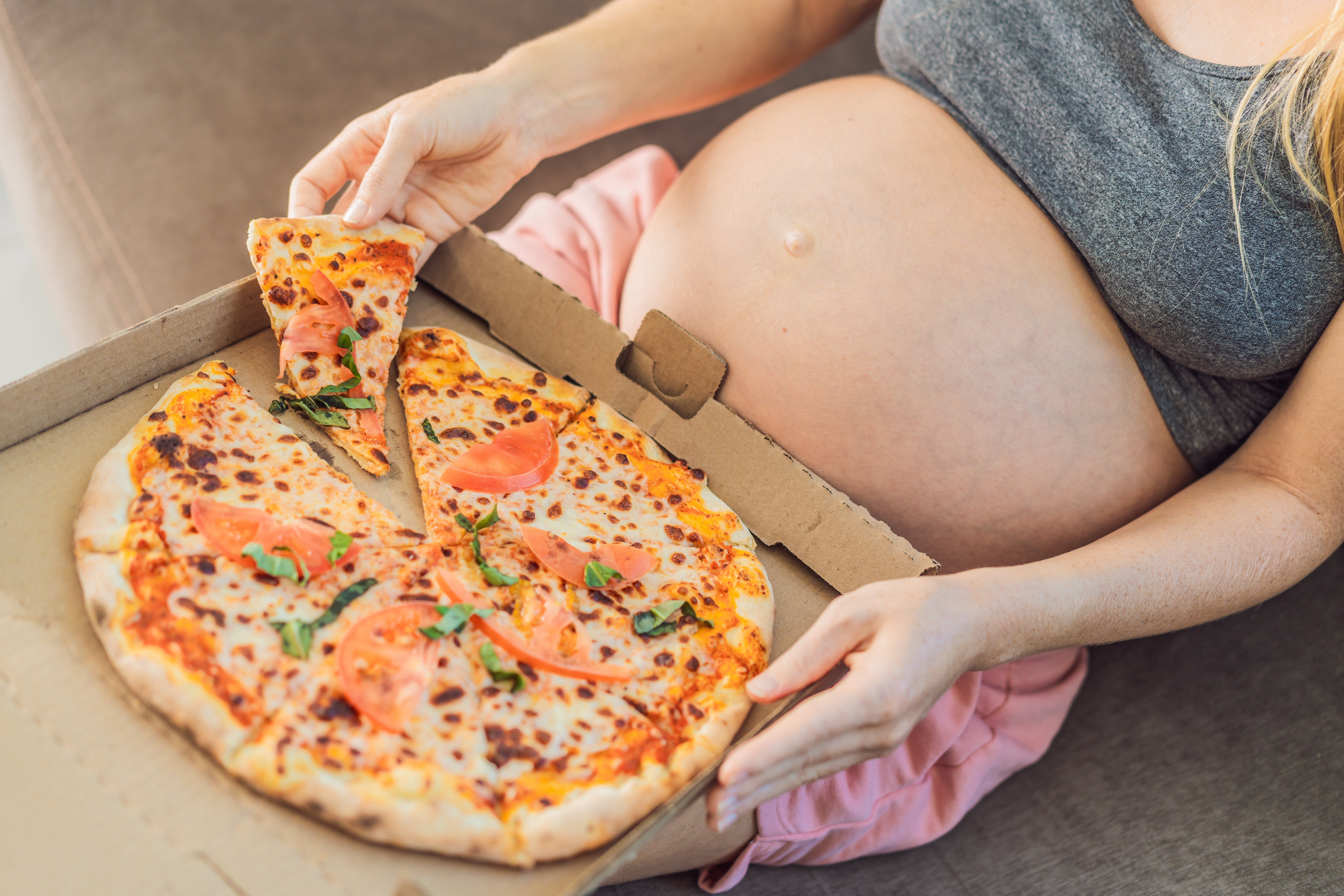 Poftele în sarcină, mit sau realitate. Care sunt cele mai ciudate pofte ale gravidelor, de ce apar și cum trebuie gestionate