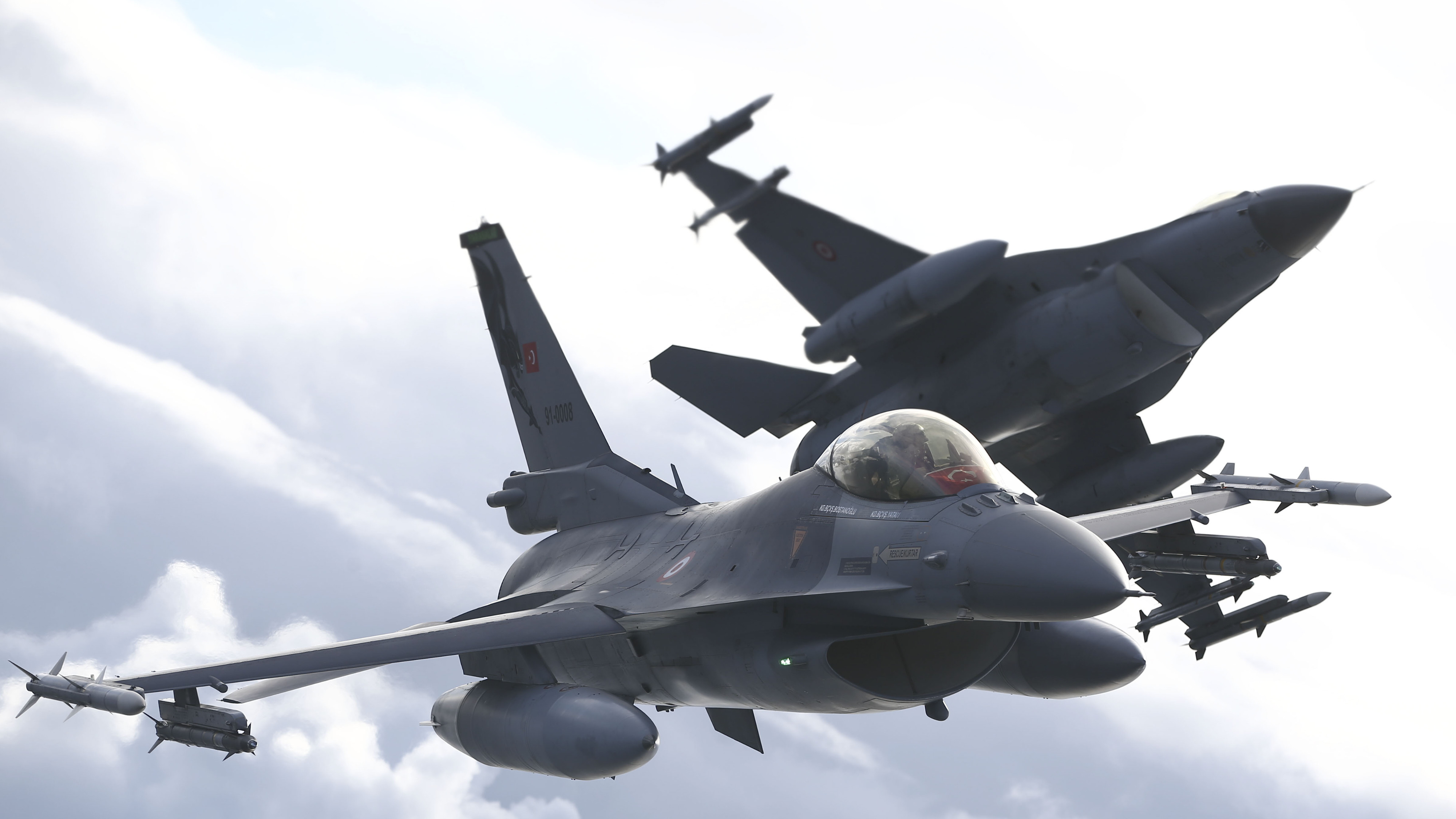 Piloții ucraineni sunt nevoiți să inventeze noi tactici de luptă pentru F-16: NATO i-a pregătit pentru alt război