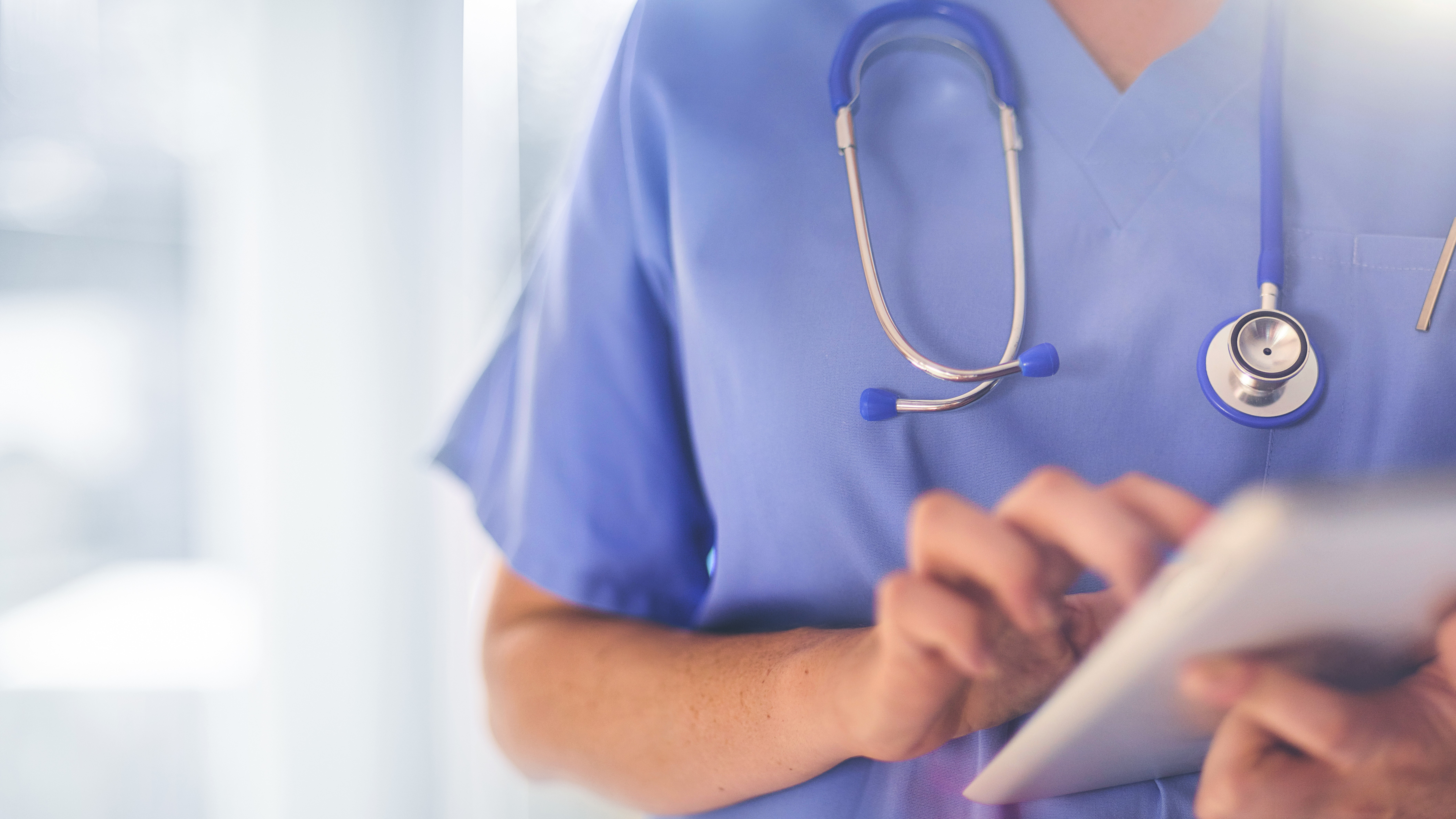 Românii cu venituri mici și bolnavii cronici nu vor plăti contribuția la sănătate. Medicii care chiulesc vor fi taxați