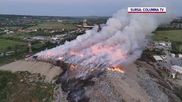 Incendiu de proporții la o groapă de gunoi din Dâmbovița. Norul de fum a cuprins întreaga zonă: „Ne mai ținem respirația”