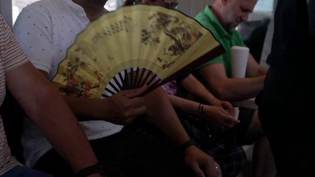 Trenurile, sufocate de căldură. Pasagerii sunt prinși în vagoane fără aer condiționat. „Întârzie, cald, miros de la toaletă”