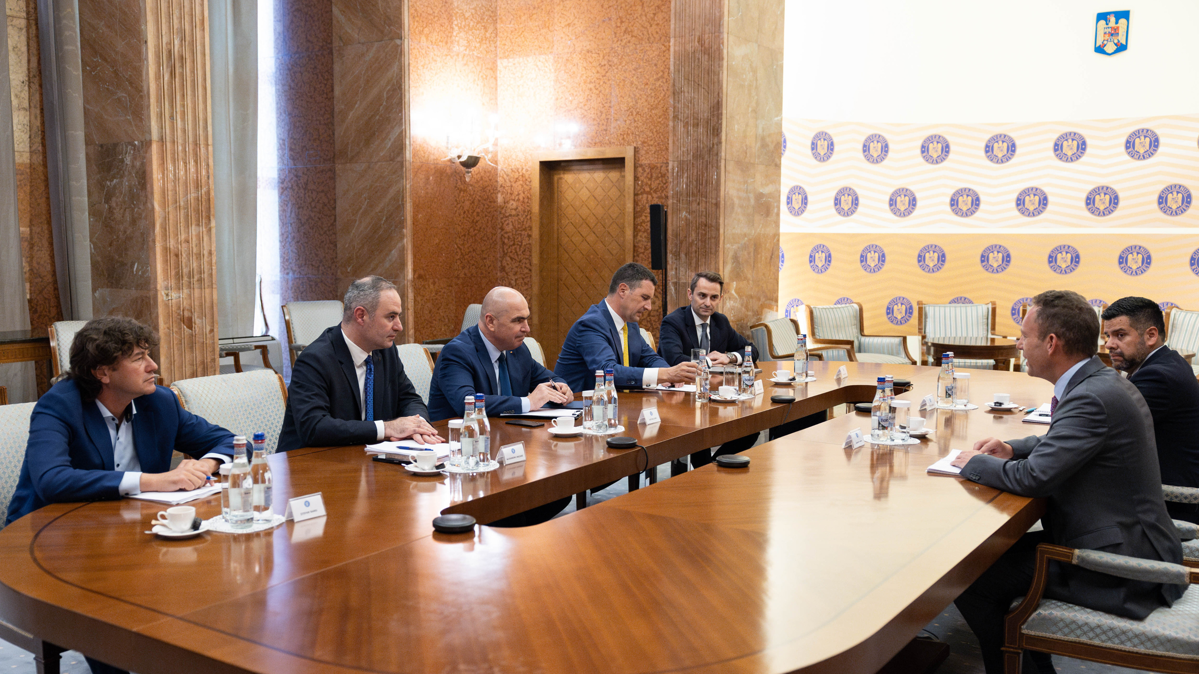 România așteaptă în august verdictul Fitch. Guvernul promite măsuri concrete pentru a evita retrogradarea ratingului de țară