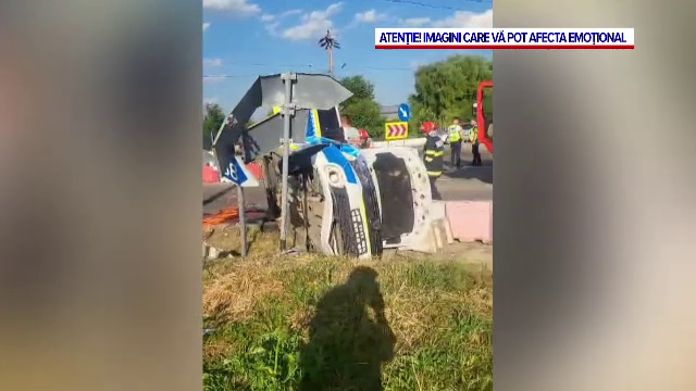 O mașină de poliție care transfera doi deținuți, implicată într-un accident rutier, în Neamț. Autospeciala s-a răsturnat