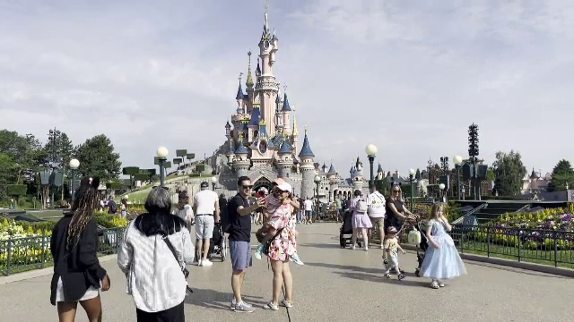 Un bărbat e cercetat după ce ar fi încercat să organizeze o „nuntă falsă” cu o fetiță de 9 ani la Disneyland Paris