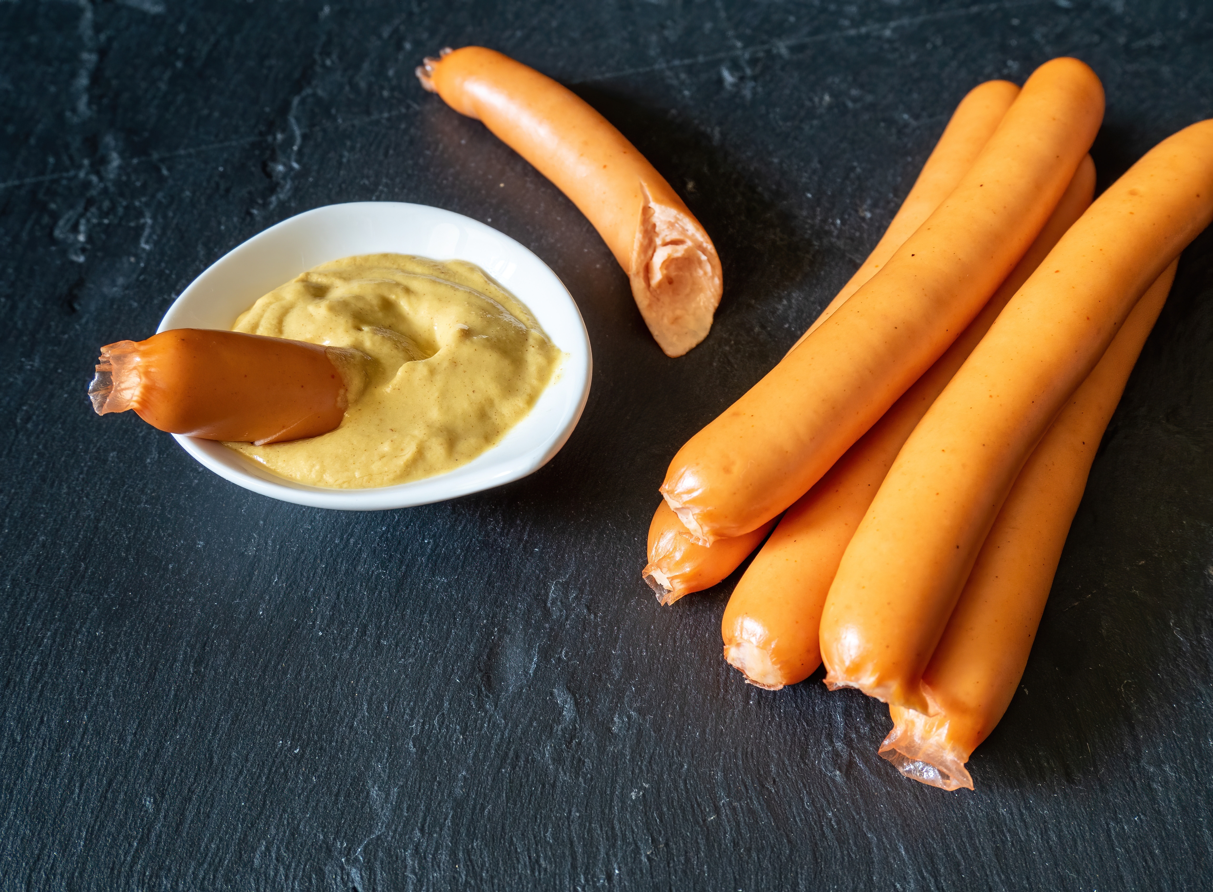 Un copil de 11 ani din Vaslui a murit după ce a mâncat crenvurști. Mama și surorile lui au ajuns la spital