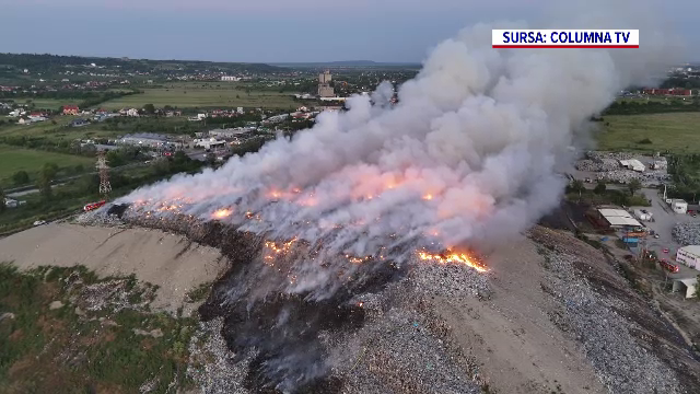 Incendiul uriaș la groapa de gunoi din Dâmbovița, nu a fost încă stins. 300.000 de tone de deșeuri erau depozitate ilegal