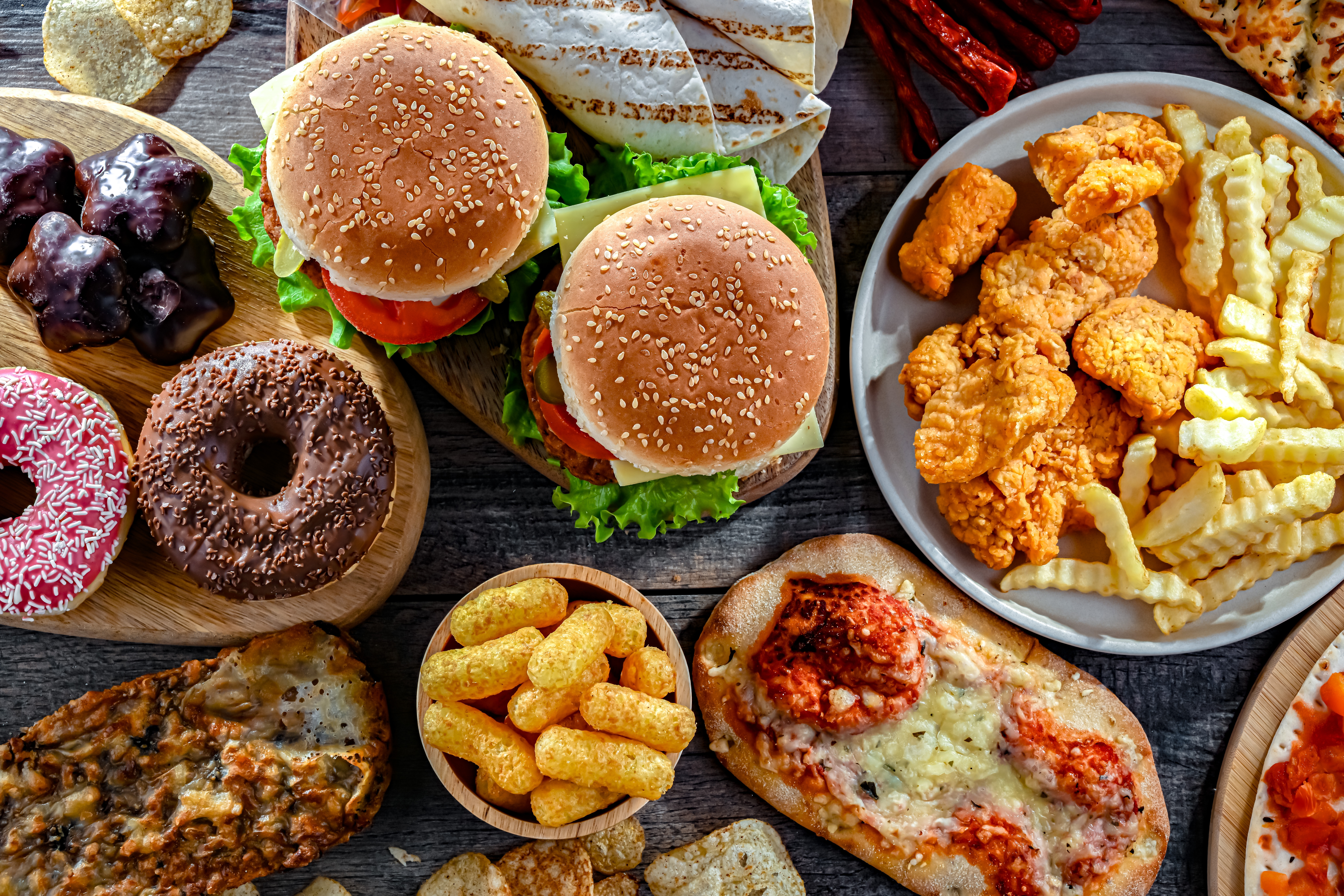 Studiu: Alimentele ultraprocesate provoacă "o pandemie de boli cronice". Avertismentul specialiștilor