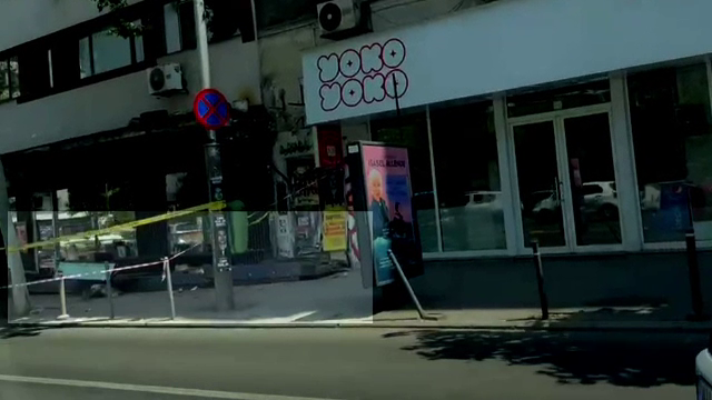 Pericol pe Bulevardul Magheru, din București. Un panou publicitar s-a prăbușit în zona pietonală