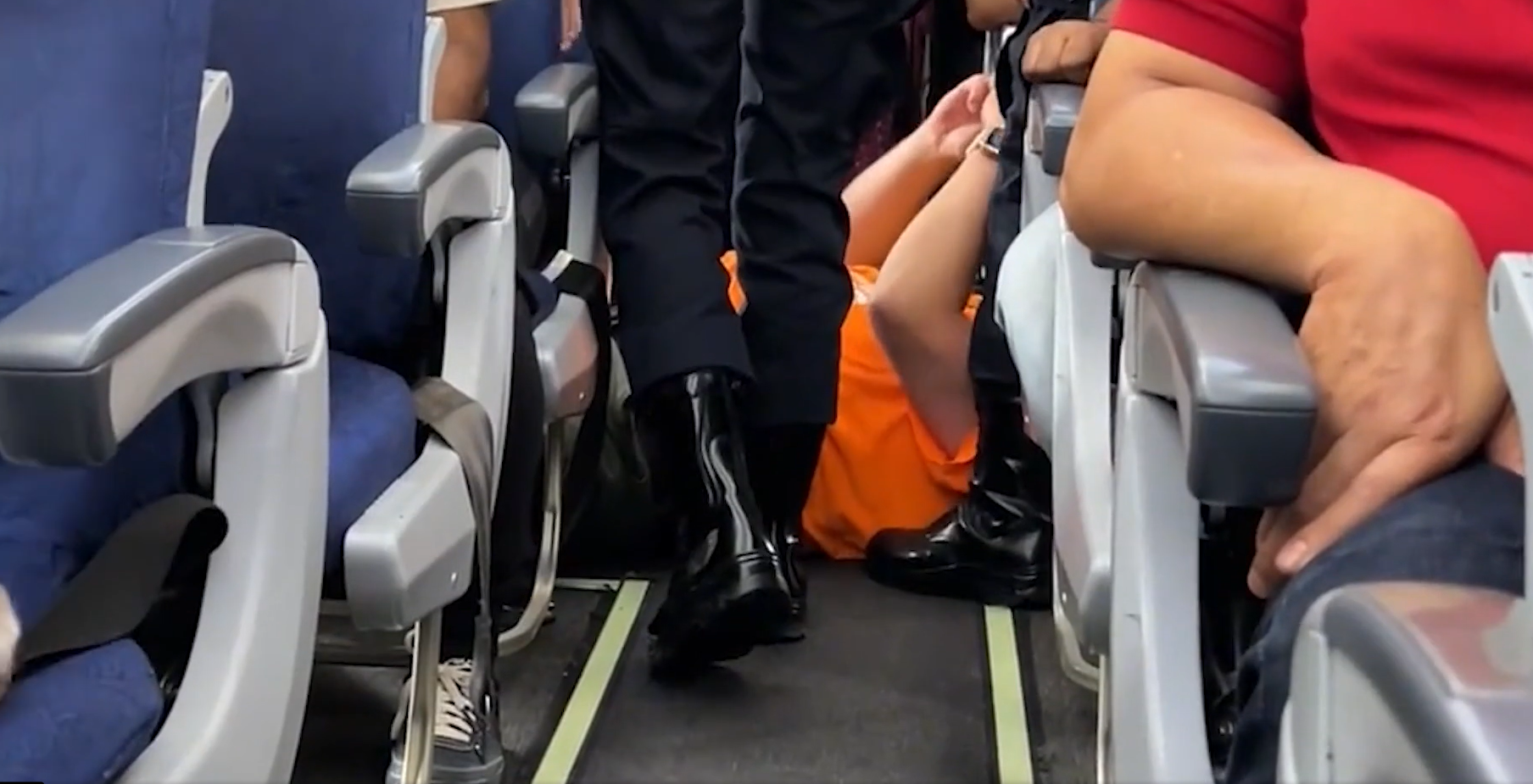 Un turist supraponderal purtând un tricou cu Garfield a ținut un avion o oră la sol. A fost scos ca un sac