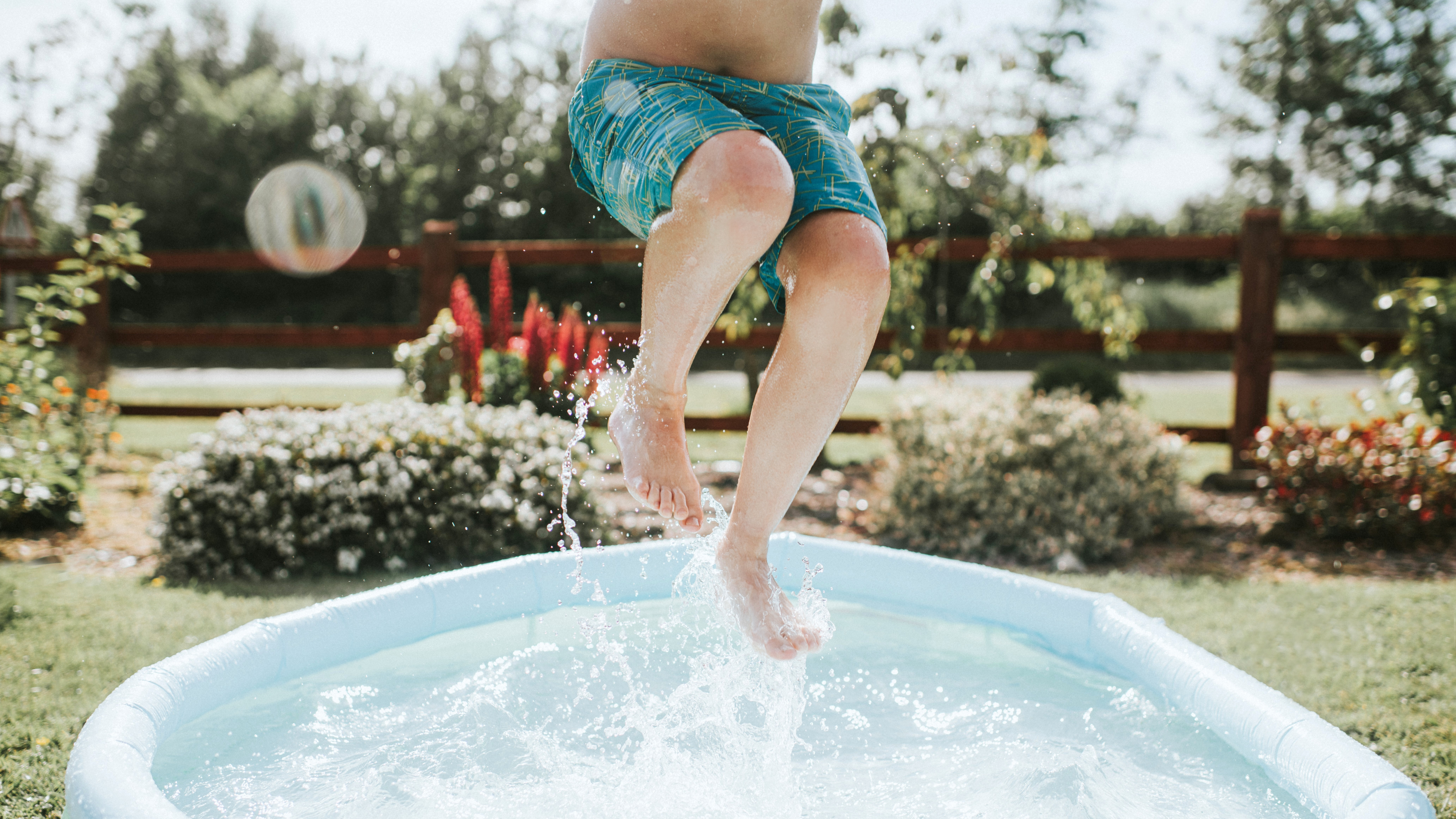 Val de cumpărături pe caniculă. Românii dau buzna după ventilatoare, aspersoare, piscine și perdele de răcorire