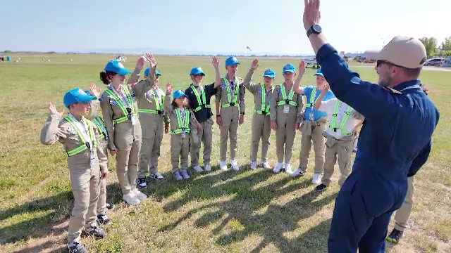 O nouă generație de tabere de vară: copiii pot învăța să piloteze un avion sau să conducă un kart. Cât costă experiența