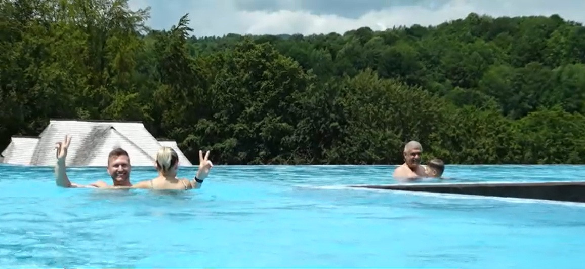 Piscinele au devenit o necesitate chiar și pentru pensiunile și hotelurile de la munte. „Contează mult această facilitate”
