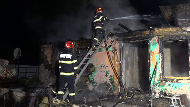 Un copil de 7 ani din Vaslui a fost găsit carbonizat după ce casa familiei a luat foc. Bunica lui a murit la spital