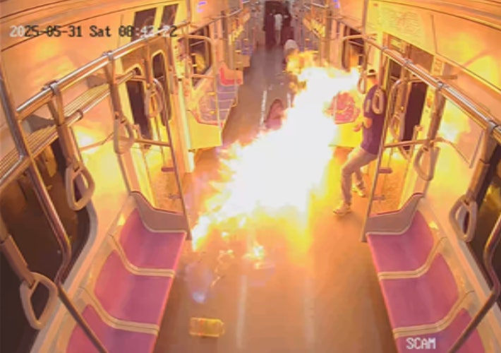 Momentul în care un bărbat aruncă benzină și dă foc unui vagon de metrou din Seul. 21 de persoane au ajuns la spital | VIDEO