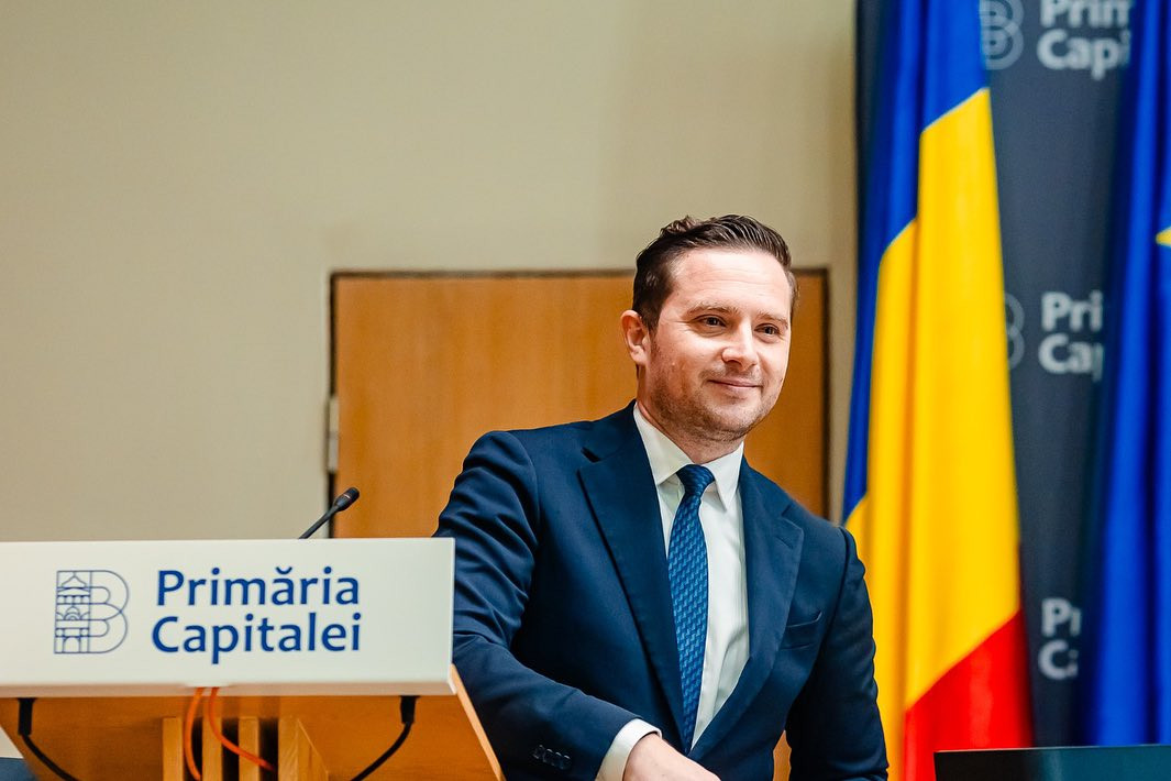 Stelian Bujduveanu: Distribuim apă potabilă bucureştenilor care tranzitează zonele aglomerate din oraş