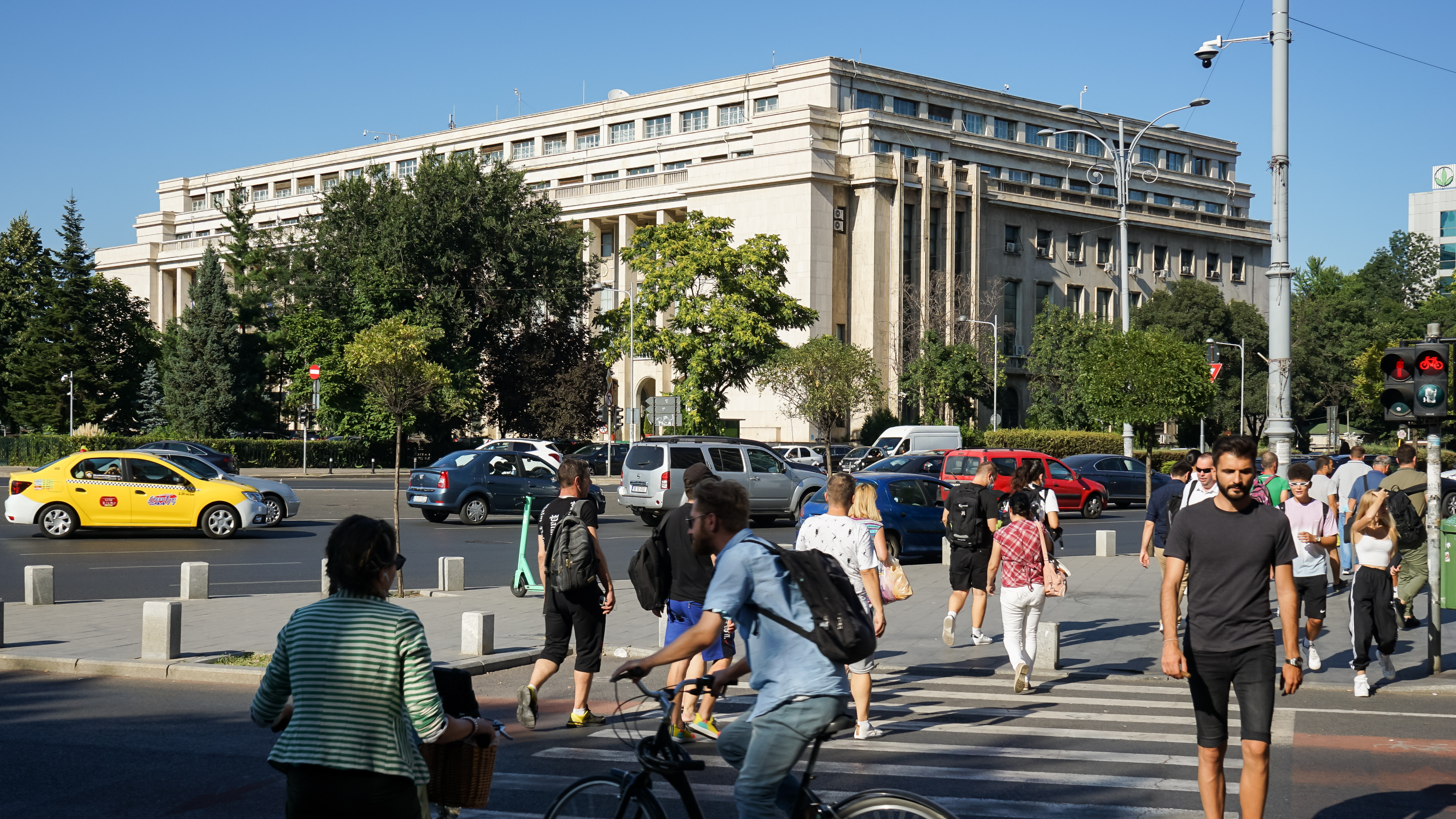 Aproape 45% dintre români spun că o duc mai rău decât anul trecut