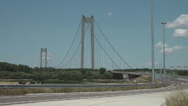 „S-a produs minunea”. Circulația pe drumurile de legătură cu podul peste Dunăre de la Brăila, deschisă