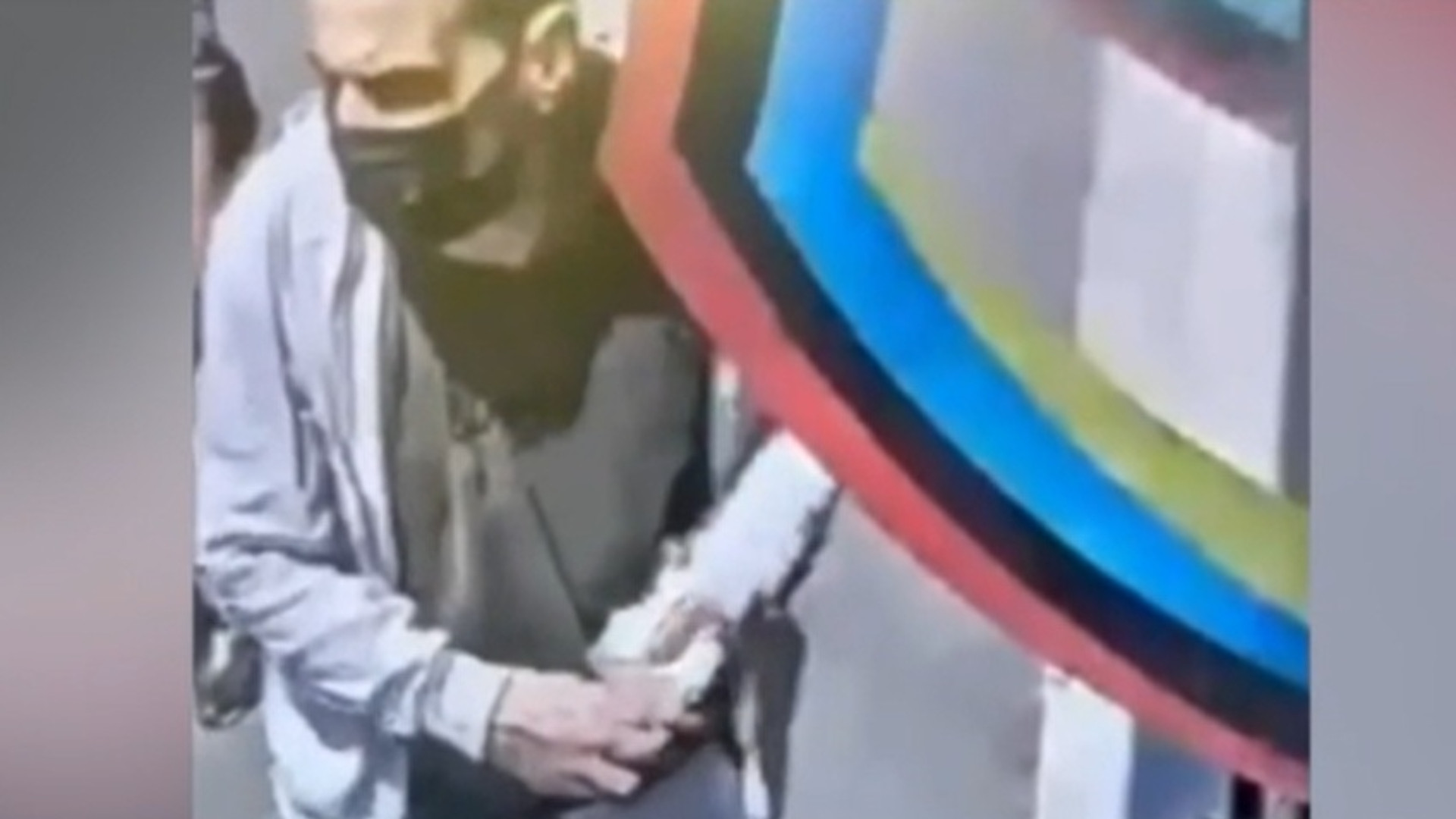 Femeie jefuită pe stradă, în București. Cum a reușit suspectul să tragă fără nicio problemă banii de pe cardul victimei