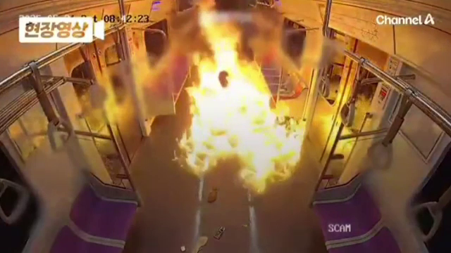 Un bărbat a vărsat combustibil într-un vagon de metrou din Seul și i-a dat foc. Mai multe persoane au fost rănite