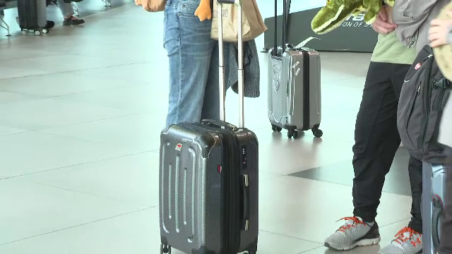 Pasagerii ar putea beneficia gratuit la bord de două bagaje de mână. Companiile aeriene se revoltă