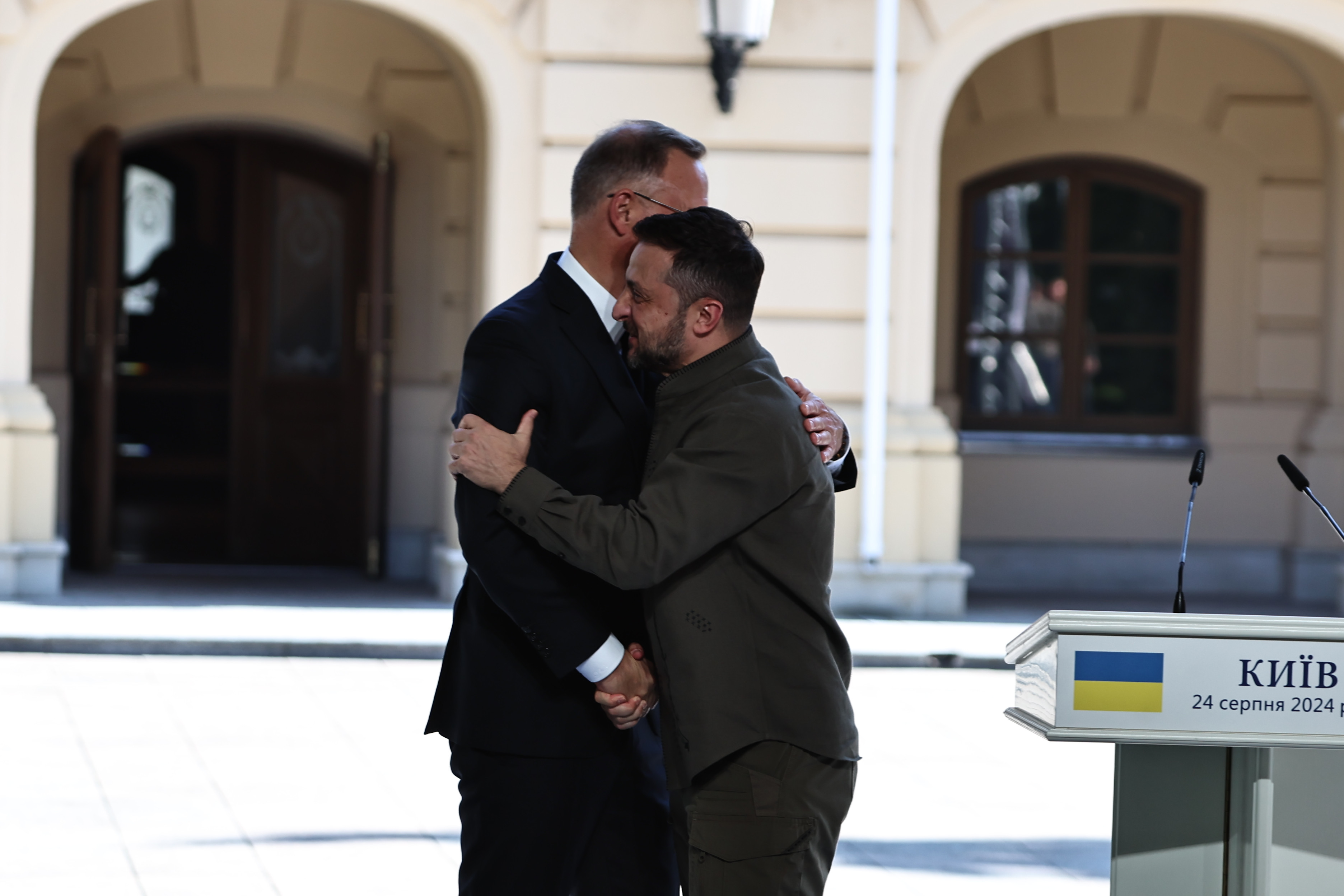 Vizită de adio cu aplauze și decorații. Ce i-a oferit Zelenski președintelui polonez la Kiev. VIDEO