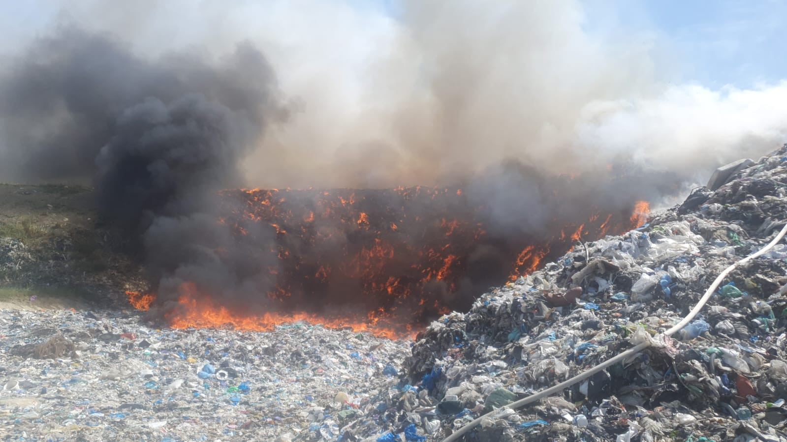 Încă un incendiu la o groapă de gunoi. Pompierii se luptă cu flăcările uriașe în Bistrița-Năsăud. VIDEO