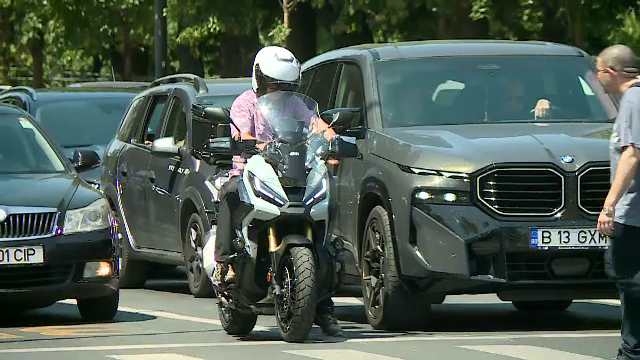 Reguli noi în traficul din România. Motocicletele și scuterele vor putea merge pe banda specială pentru autobuze