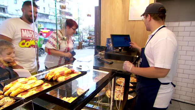 Covrigii românești, profit de peste un miliard de lei. Simigeriile fac o competiție tot mai acerbă restaurantelor fast-food