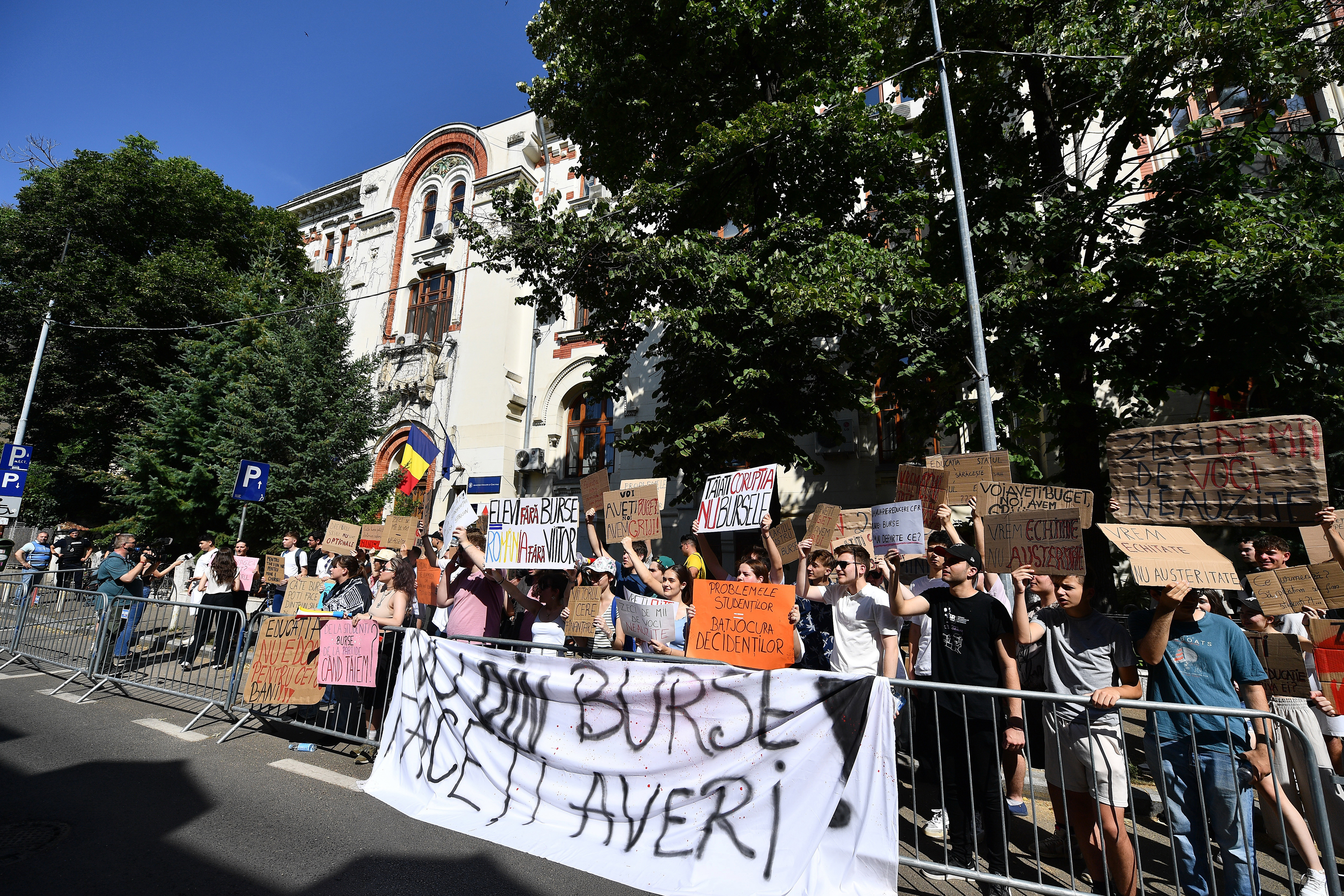 Cum s-a schimbat sistemul de burse în România în ultimii 10 ani. ANOSR: Fondul de burse rămâne subfinanțat