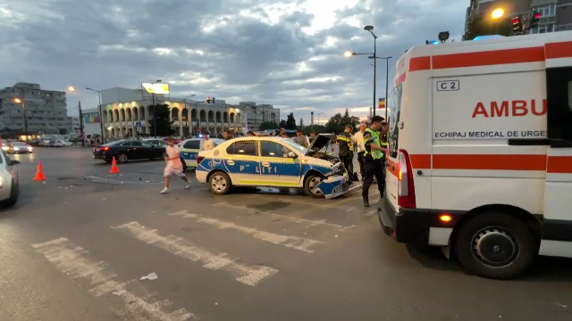 O șoferiță din Constanța a fost rănită după ce a intrat într-o mașină de poliție aflată în misiune. Mașina ei s-a răsturnat