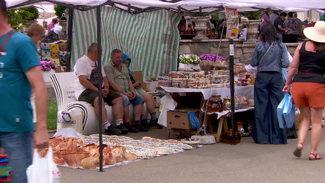 La Târgul de Ceramică din Iași, vasele tradiționale din lut atrag cumpărători. Meșterii păstrează vii vechile meșteșuguri