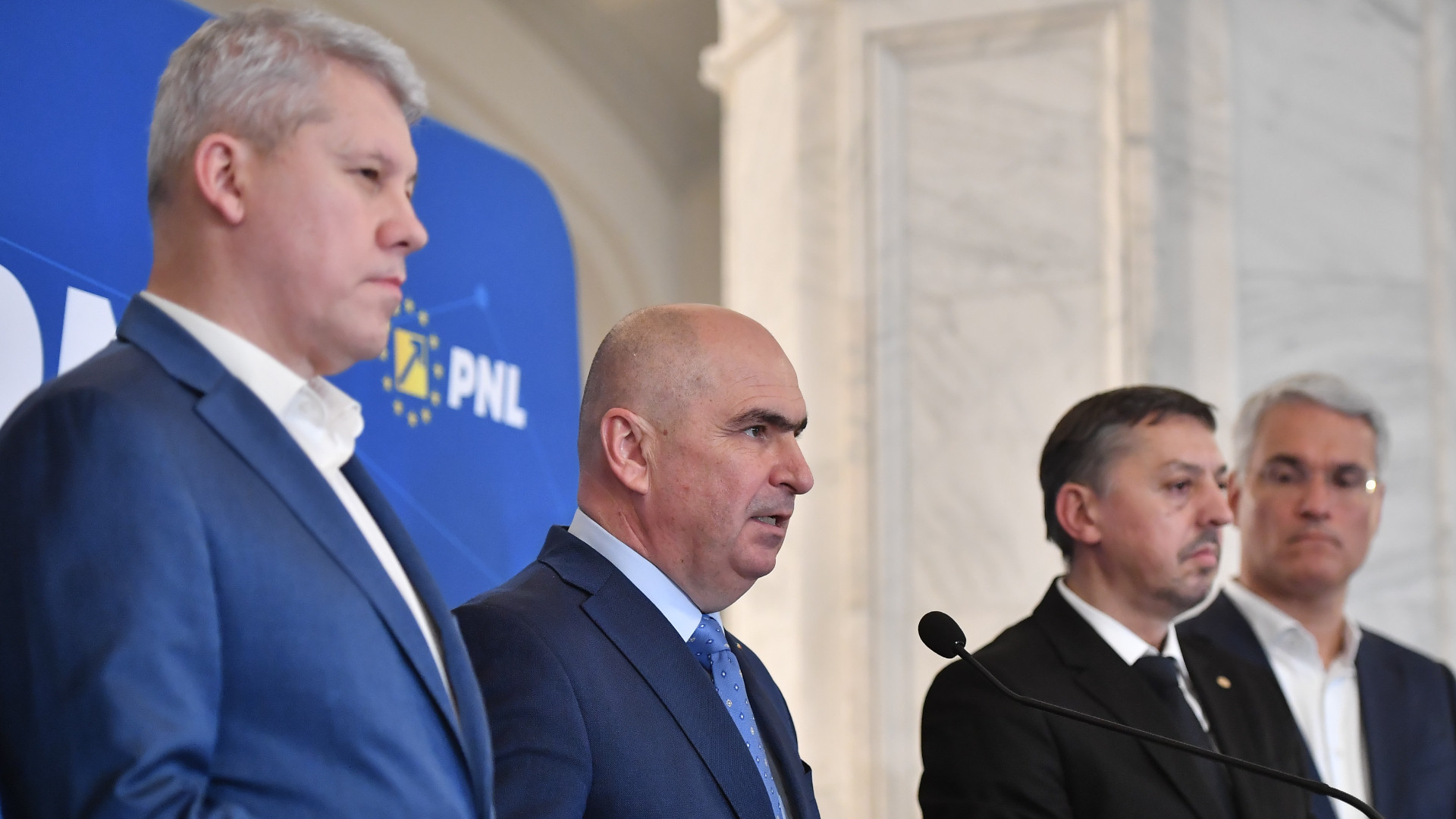 TVA crește la 21%, accize majorate cu 10%, CASS de 10% pentru pensiile „mari”. Primele măsuri anunțate oficial de Guvern