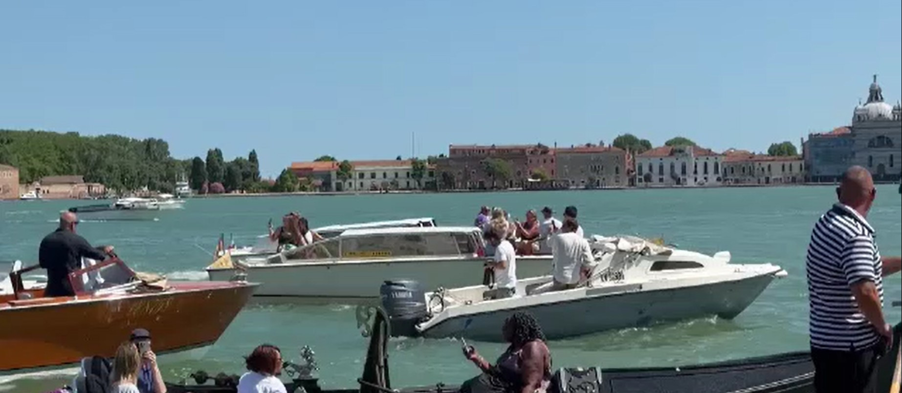 Cum s-a încheiat „nunta secolului” la Veneția. Ținuta ieșită din comun purtată de Leonardo DiCaprio la eveniment